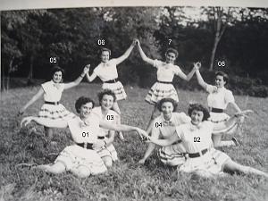 COLO LA PEYROUSE 195X 029 MONITRICES  POUR LA FETE DE FIN DE CONTIGENT 1952